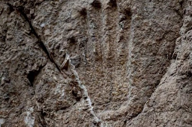 Dấu tay kỳ lạ ở Jerusalem, nguồn gốc của nó vẫn còn bí ẩn - Ảnh 1.
