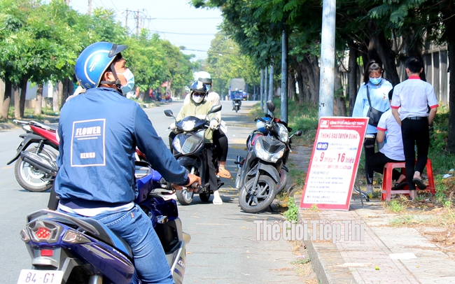 Công ty CP Việt Trung đăng thông báo tuyển dụng công nhân may với mức lương từ 9-16 triệu đồng/tháng. Ảnh: Trần Khánh