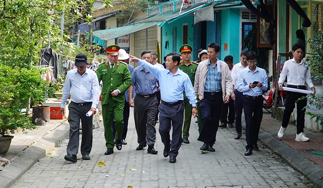 TT-Huế: Lắp camera để theo dõi, xử lý tình trạng cò mồi, chèo kéo du khách  - Ảnh 1.