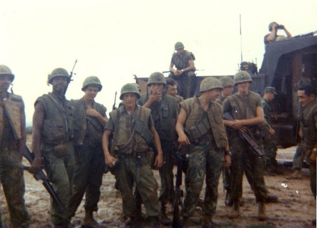 Chiến tranh Việt Nam khốc liệt và những bức ảnh màu mãi không quên - Ảnh 2.