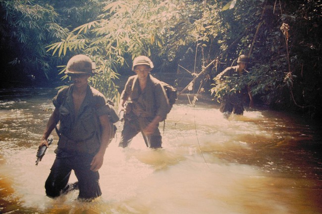 Chiến tranh Việt Nam khốc liệt và những bức ảnh màu mãi không quên - Ảnh 8.
