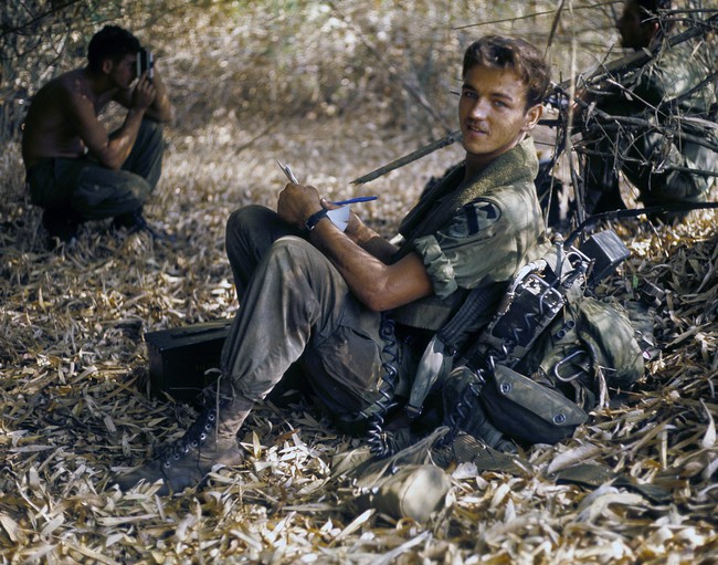 Chiến tranh Việt Nam khốc liệt và những bức ảnh màu mãi không quên - Ảnh 11.