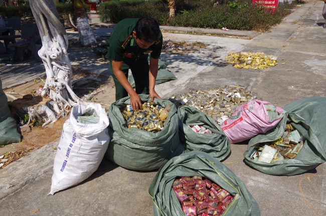 Hàng ngàn bao thuốc lá “lạ” trôi dạt vào bờ biển Ninh Thuận - Ảnh 2.