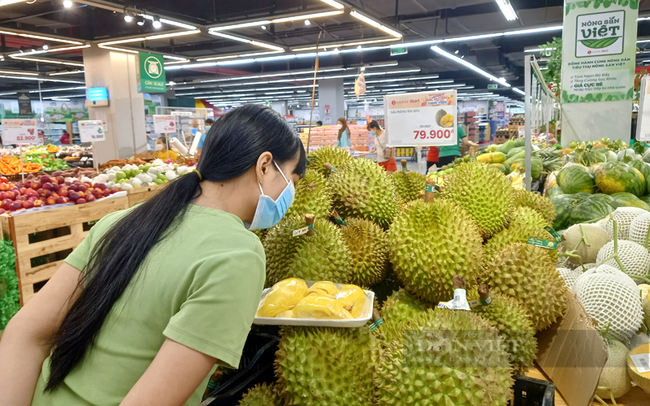 Vào mùa thuận, sầu riêng được bày bán rất nhiều trong các siêu thị ở TP.HCM. Ảnh: Nguyên Vỹ