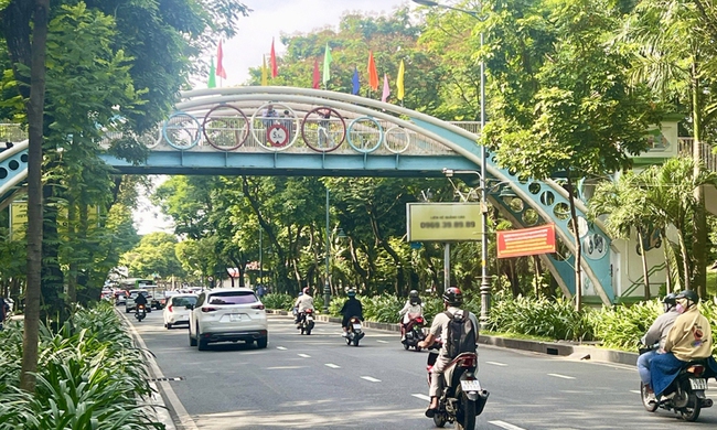 TP.HCM tháo dỡ cầu bộ hành thi công dự án cửa ngõ sân bay Tân Sơn Nhất - Ảnh 1.
