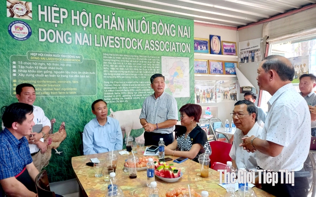 Thứ trưởng Bộ NNPTNT Phùng Đức Tiến làm việc với Hiệp hội Chăn nuôi Đồng Nai. Ảnh: Trần Khánh