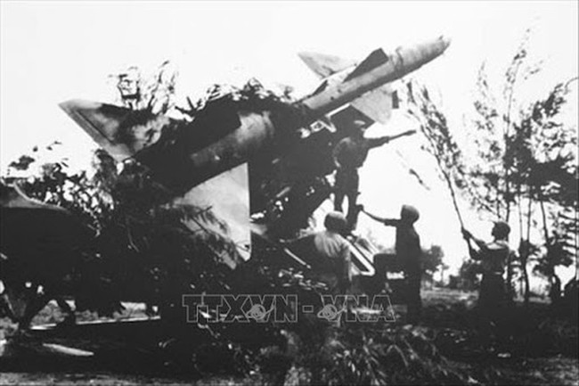 Pháo đài bay B-52 đầu tiên bị Việt Nam bắn rơi đầu tiên khi nào? - Ảnh 10.