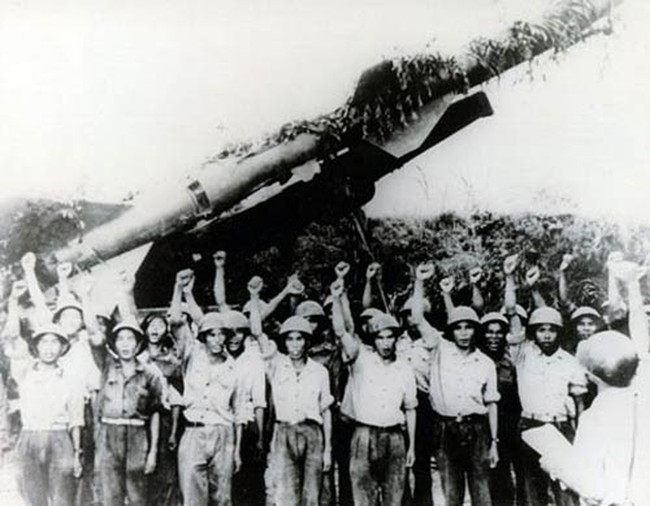 Pháo đài bay B-52 đầu tiên bị Việt Nam bắn rơi đầu tiên khi nào? - Ảnh 11.