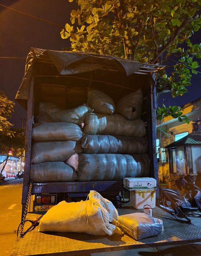 Phát hiện xe tải vận chuyển 6.000 sản phẩm không rõ nguồn gốc tại Đà Nẵng - Ảnh 2.