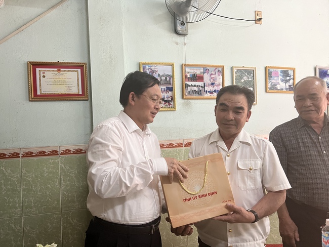 Bí thư Tỉnh uỷ Bình Định Hồ Quốc Dũng thăm cựu chiến binh Gạc Ma - Ảnh 1.