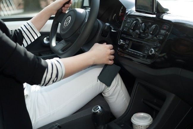Những lỗi phổ biến nhất của phụ nữ khi lái xe ô tô - Ảnh 1.
