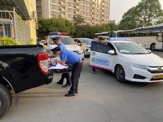 TP.HCM siết taxi &quot;dù&quot;, taxi &quot;giả&quot; sau vụ khách bị chặt chém tại Tân Sơn Nhất - Ảnh 1.