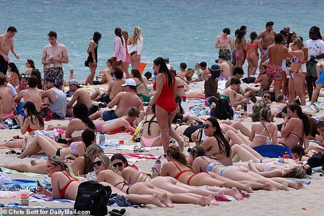 Du khách Mỹ đổ xô đi nghỉ xuân, các bãi biển Florida tràn ngập “chân dài bikini” và cảnh tiệc tùng - Ảnh 3.