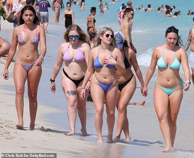 Du khách Mỹ đổ xô đi nghỉ xuân, các bãi biển Florida tràn ngập “chân dài bikini” và cảnh tiệc tùng - Ảnh 4.