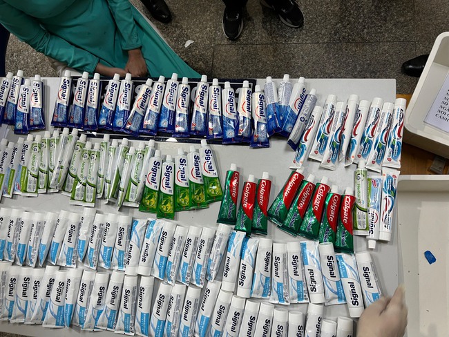 Bắt 4 tiếp viên hãng hàng không Vietnam Airlines: Ma túy được giấu trong tuýp kem đánh răng - Ảnh 1.
