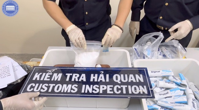Bắt 4 tiếp viên hãng hàng không Vietnam Airlines: Ma túy được giấu trong tuýp kem đánh răng - Ảnh 3.