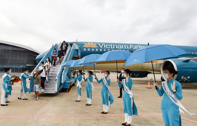 Hàng không Việt Nam đón khách bay thường lệ đầu tiên từ Bắc Kinh sau 3 năm đại dịch Covid-19 - Ảnh 1.