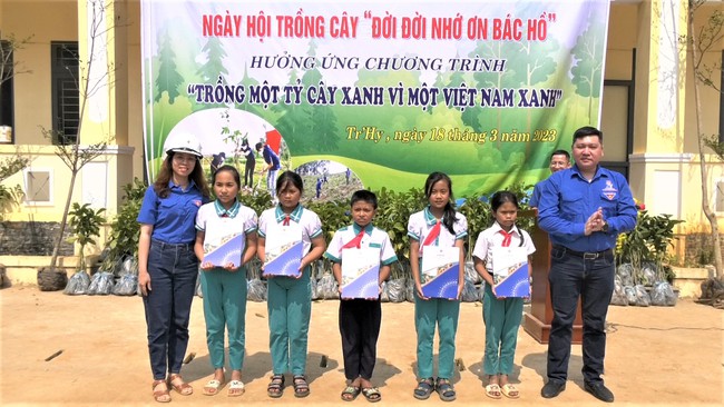 Tuổi trẻ Điện lực miền Trung và Quảng Nam hỗ trợ người dân xã Tr’Hy trồng cây kinh tế rừng - Ảnh 5.