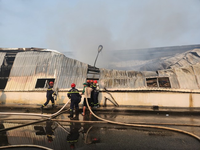 TT-Huế: Nhà máy bốc cháy dữ dội, hàng trăm m2 nhà xưởng bị thiêu rụi - Ảnh 2.