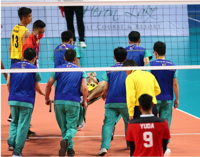 Cù Văn Hoàn 2m rời sân bằng cáng, ĐT bóng chuyền nam Việt Nam thua trắng Indonesia - Ảnh 3.