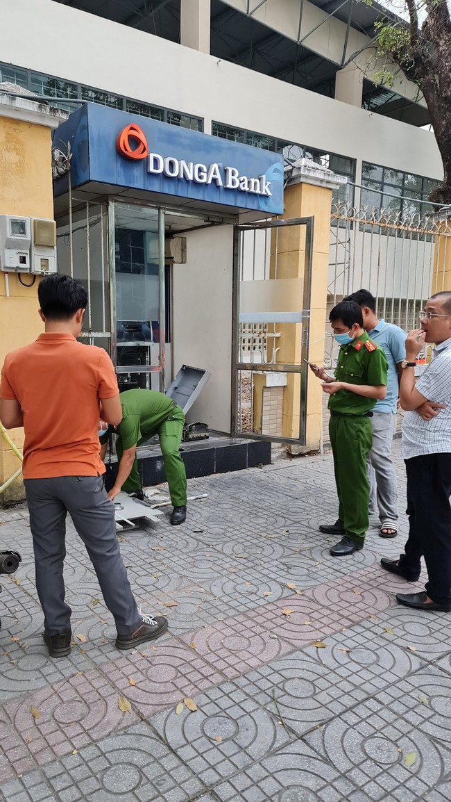 Cây ATM bị đập phá, lấy hết tiền tại Đà Nẵng - Ảnh 1.