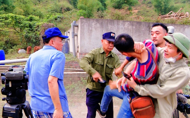 Có dấu hiệu hình sự trong vụ phóng viên Báo NTNN/Dân Việt bị hành hung ở Hòa Bình - Ảnh 3.