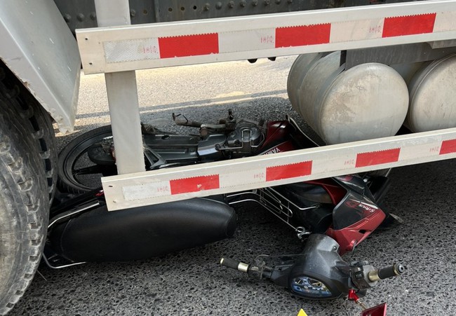 TT-Huế: Người phụ nữ tử vong thương tâm dưới gầm xe bồn trộn bê tông - Ảnh 1.