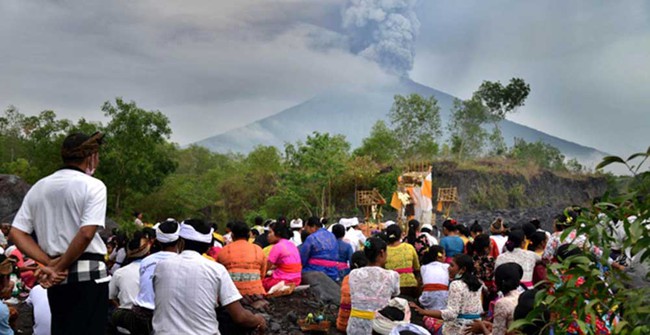 Indonesia: Nam du khách gây phẫn nộ vì hành vi phản cảm trên núi thiêng ở Bali - Ảnh 3.