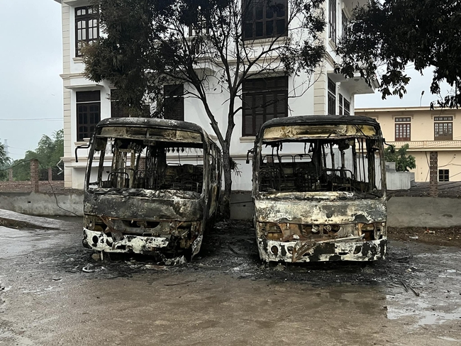 Hòa Bình: Điều tra vụ 2 xe buýt bốc cháy lúc nửa đêm  - Ảnh 2.