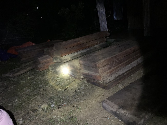 TT-Huế: Bộ đội biên phòng bắt giữ vụ vận chuyển lượng lớn gỗ lậu lúc rạng sáng - Ảnh 2. TT-Huế: Bộ đội biên phòng bắt giữ vụ vận chuyển lượng lớn gỗ lậu lúc rạng sáng - Ảnh 2.