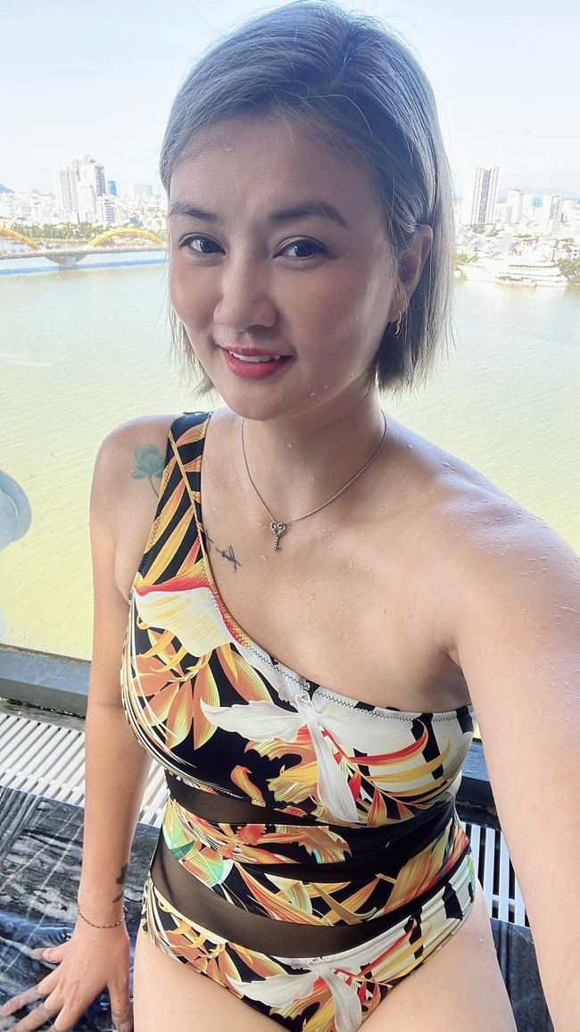 Hoa khôi bóng chuyền Kim Huệ U40: Diện bikini 