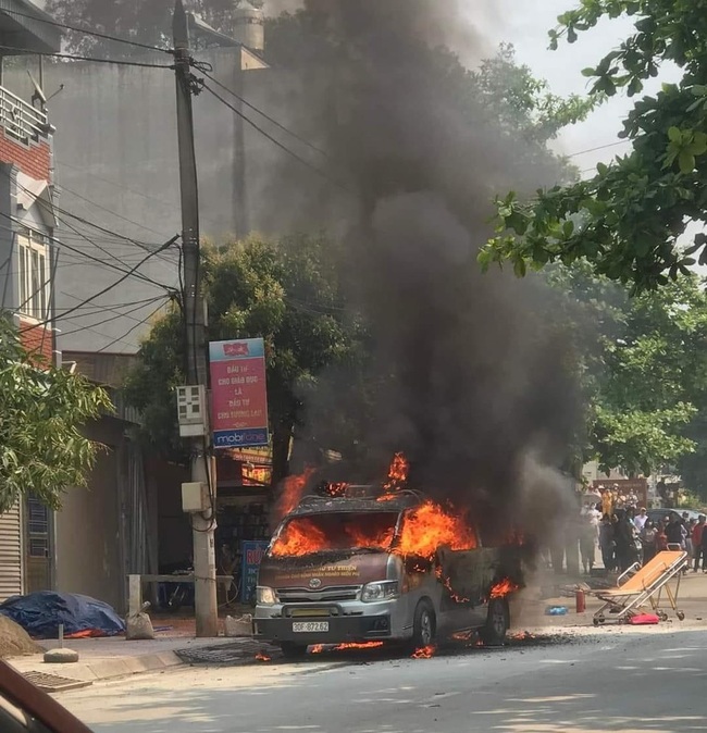 Điện Biên: Một xe cấp cứu bị cháy rụi do phát nổ bình oxy   - Ảnh 2.