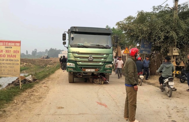 Nghệ An: Tai nạn kinh hoàng, ba mẹ con tử vong dưới gầm xe tải - Ảnh 1.