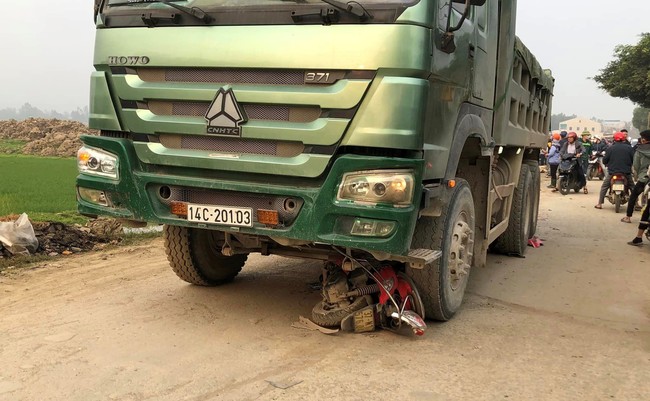 Nghệ An: Tai nạn kinh hoàng, ba mẹ con tử vong dưới gầm xe tải - Ảnh 2.