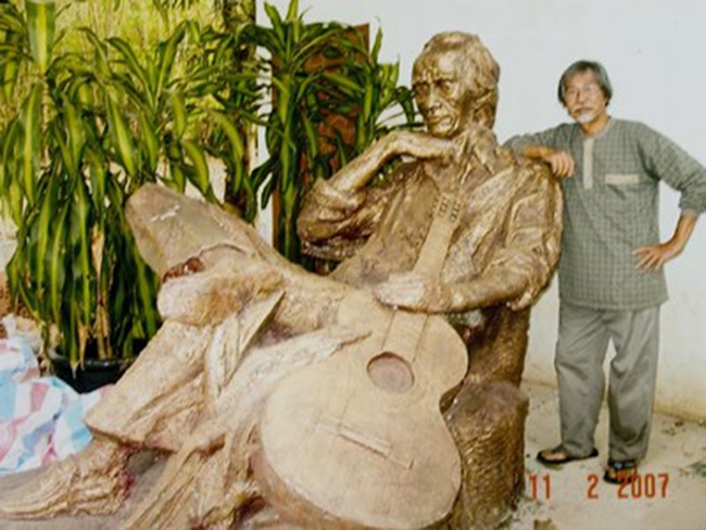 Một doanh nhân tặng Huế tượng Trịnh Công Sơn do điêu khắc gia nổi tiếng thực hiện  - Ảnh 1.