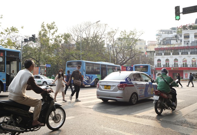 Hoàn Kiếm: Đèn tín hiệu dành cho người đi bộ sang đường &quot;có cũng như không&quot; - Ảnh 5.