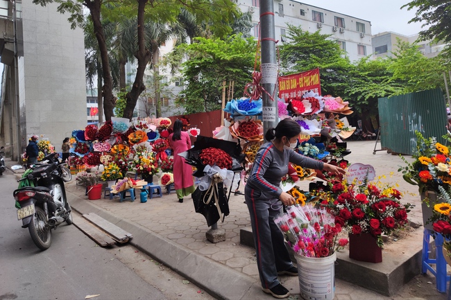 Nhà ga đường sắt Nhổn - ga Hà Nội biến thành nơi kinh doanh, treo quảng cáo - Ảnh 3.