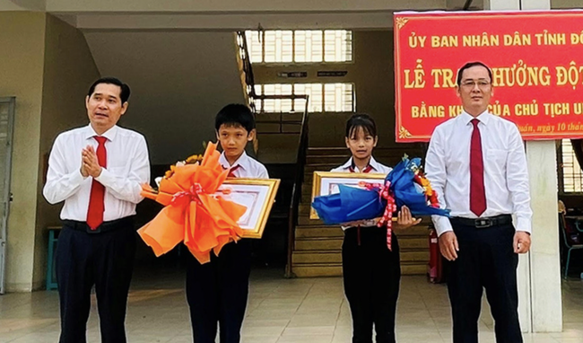 Chủ tịch UBND tỉnh Đồng Nai tặng bằng khen cho 2 học sinh không tham của rơi - Ảnh 1.