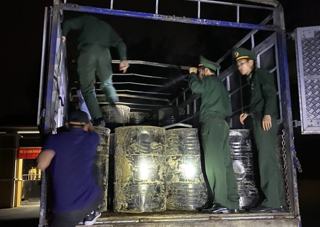 TT-Huế: Bộ đội biên phòng bắt giữ vụ vận chuyển 95 thùng chất lỏng không rõ nguồn gốc  - Ảnh 1.