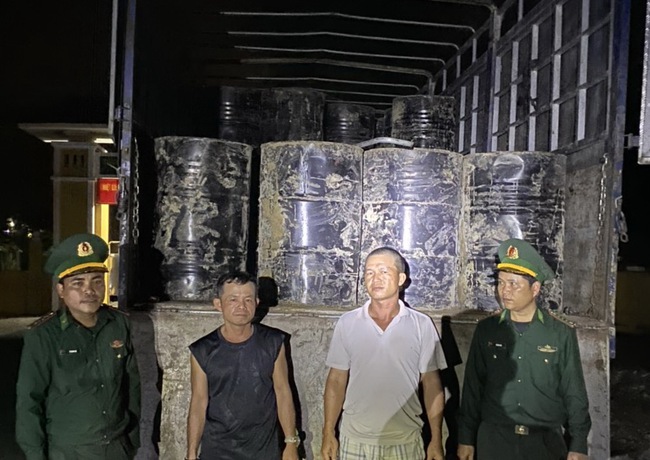 TT-Huế: Bộ đội biên phòng bắt giữ vụ vận chuyển 95 thùng chất lỏng không rõ nguồn gốc  - Ảnh 2.