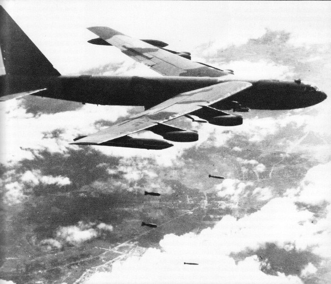 Dù SAM-2 bị Mỹ &quot;bắt bài&quot;, Việt Nam vẫn hạ B-52 bằng cách riêng - Ảnh 4.