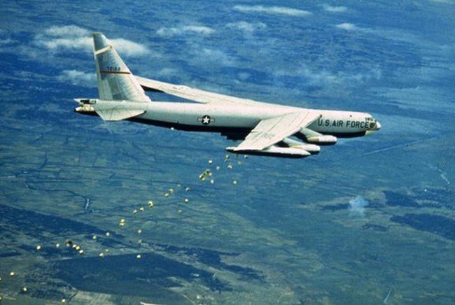 Dù SAM-2 bị Mỹ &quot;bắt bài&quot;, Việt Nam vẫn hạ B-52 bằng cách riêng - Ảnh 5.