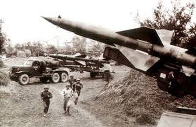 Dù SAM-2 bị Mỹ &quot;bắt bài&quot;, Việt Nam vẫn hạ B-52 bằng cách riêng - Ảnh 14.