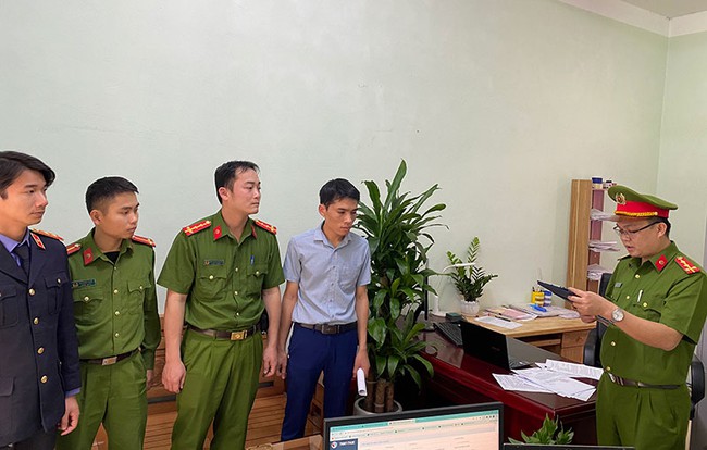 Hoà Bình: Khởi tố, bắt tạm giam nguyên Giám đốc Văn phòng đăng ký đất đai huyện Kim Bôi - Ảnh 2.