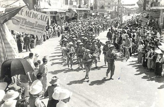Chiến sĩ Việt Nam oai hùng trong cuộc diễu binh sau ngày Giải phóng Thủ đô - Ảnh 1.