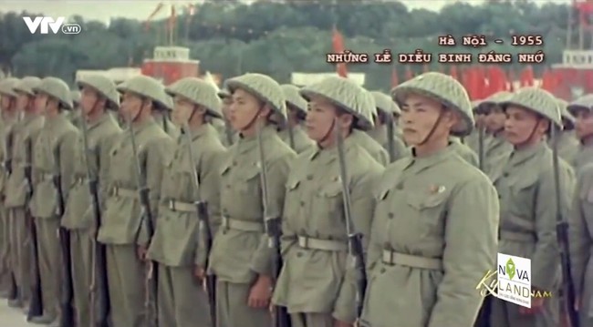 Chiến sĩ Việt Nam oai hùng trong cuộc diễu binh sau ngày Giải phóng Thủ đô - Ảnh 2.