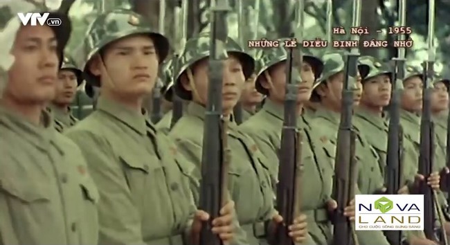 Chiến sĩ Việt Nam oai hùng trong cuộc diễu binh sau ngày Giải phóng Thủ đô - Ảnh 3.
