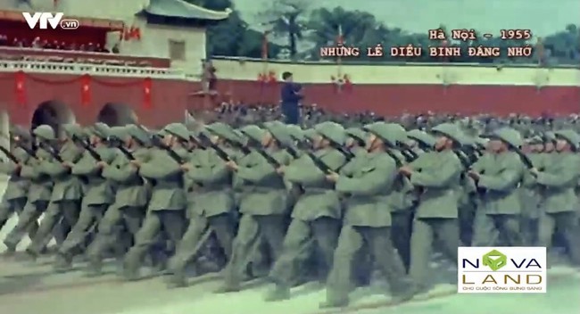Chiến sĩ Việt Nam oai hùng trong cuộc diễu binh sau ngày Giải phóng Thủ đô - Ảnh 8.