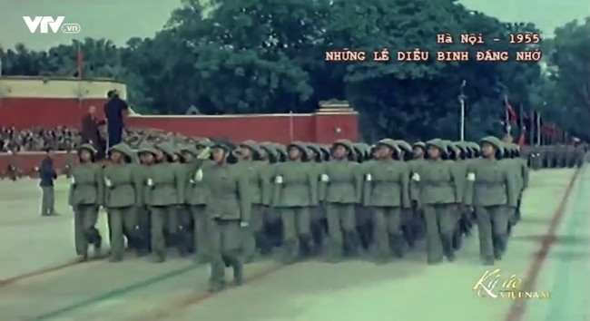 Chiến sĩ Việt Nam oai hùng trong cuộc diễu binh sau ngày Giải phóng Thủ đô - Ảnh 11.