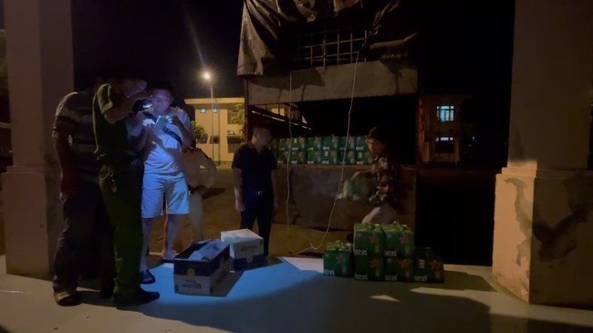 Thừa Thiên Huế: Bắt xe tải chở hàng trăm thùng bia nhập lậu  - Ảnh 1.